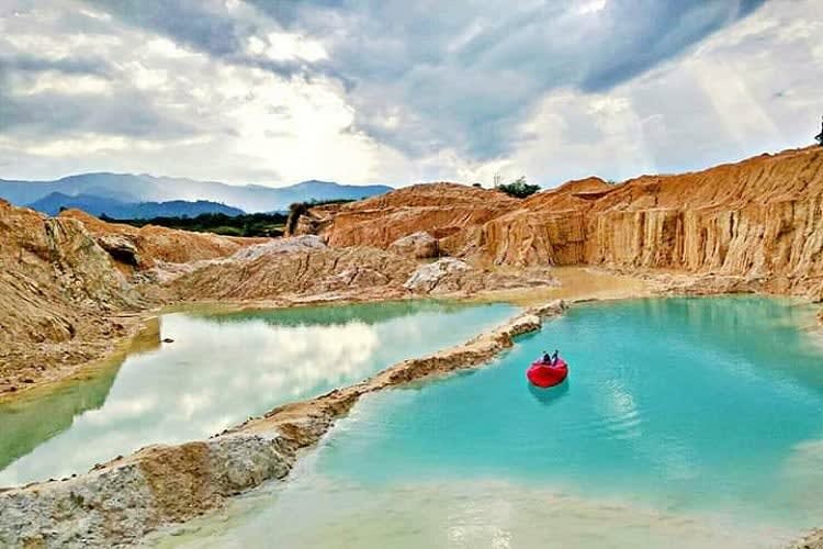 Danau Biru Tambang Batu Padas Lampung Tengah